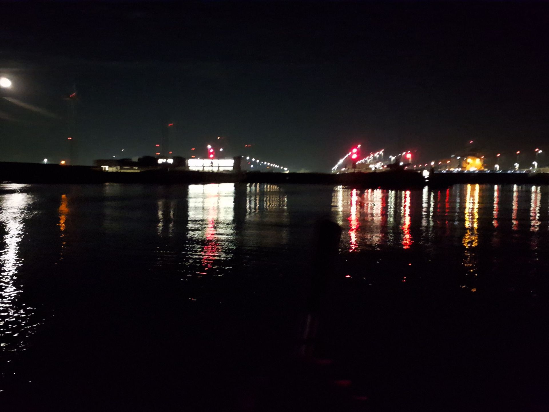 Het nachtelijke beeld met in het midden de Zeesluis.