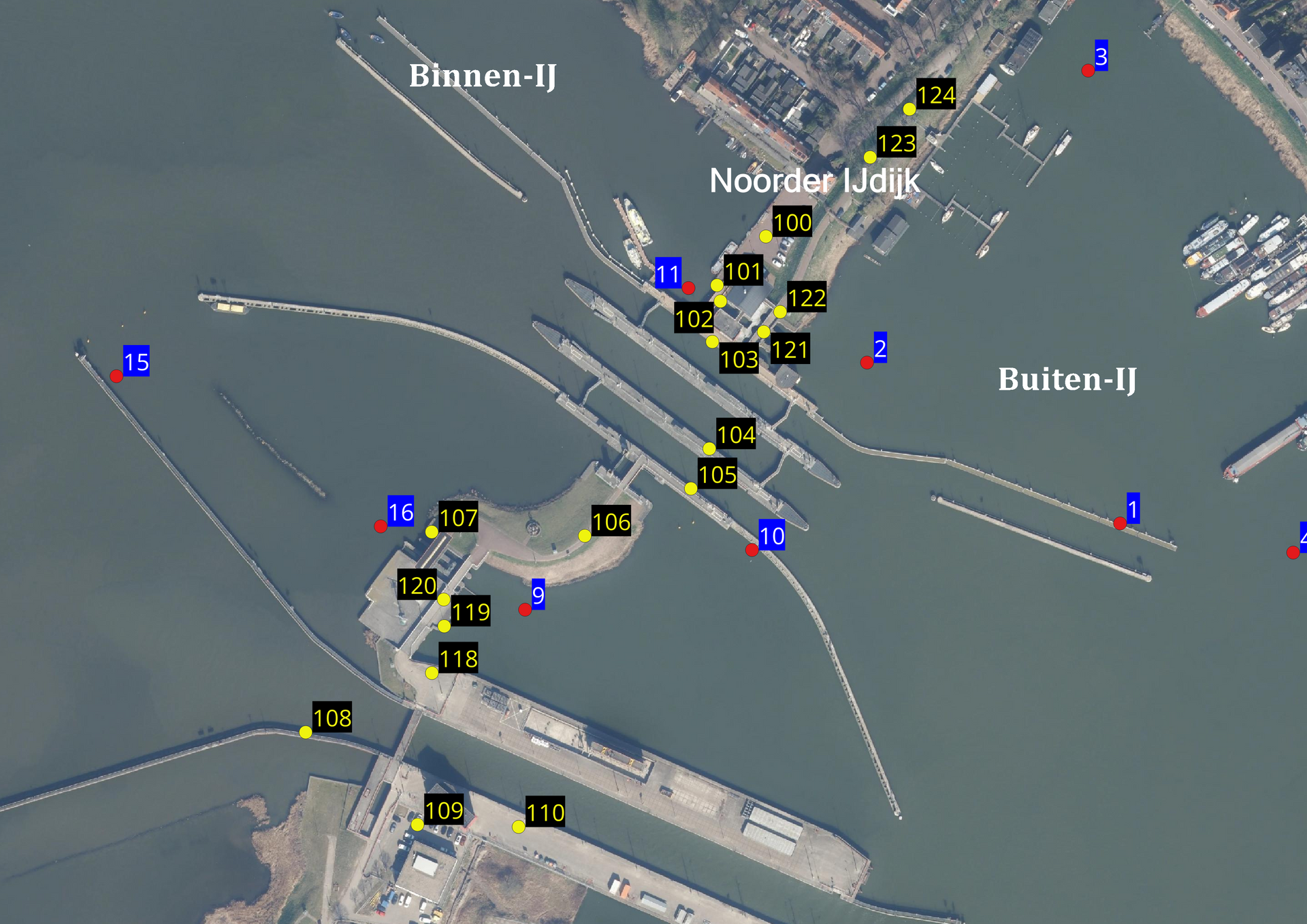 Satellietbeeld van een haven met gemarkeerde punten, dokken en boten in grijsblauw water.