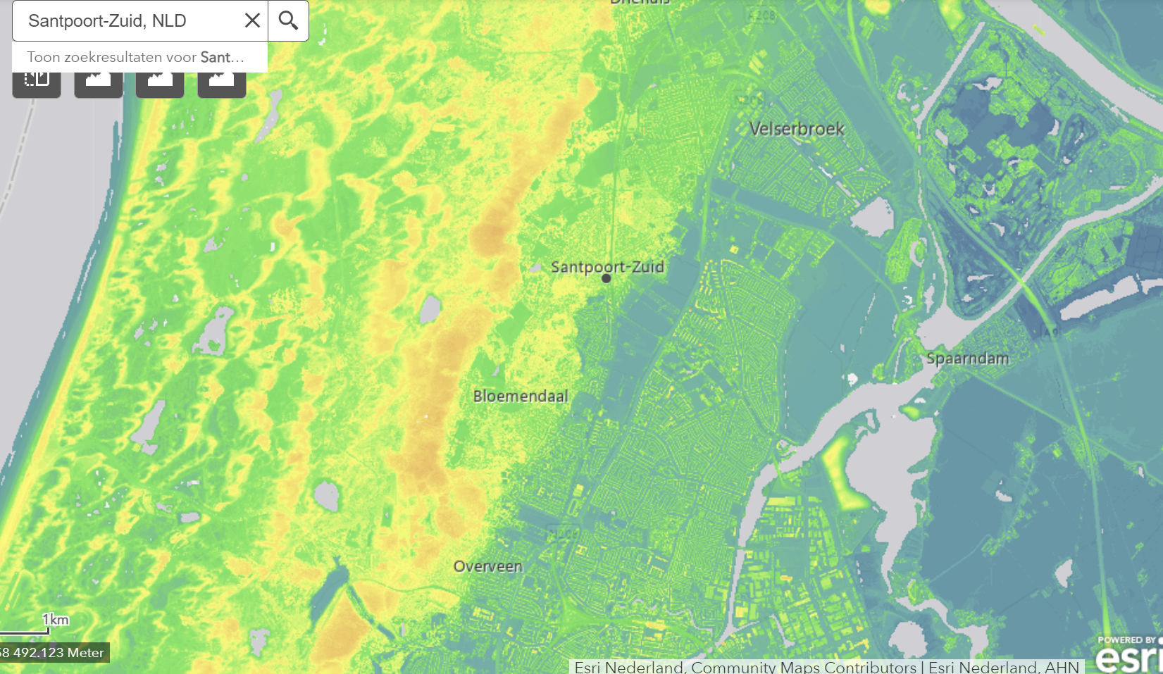 Topografische kaart met groene, gele en oranje arcering van een kustgebied en waterwegen.