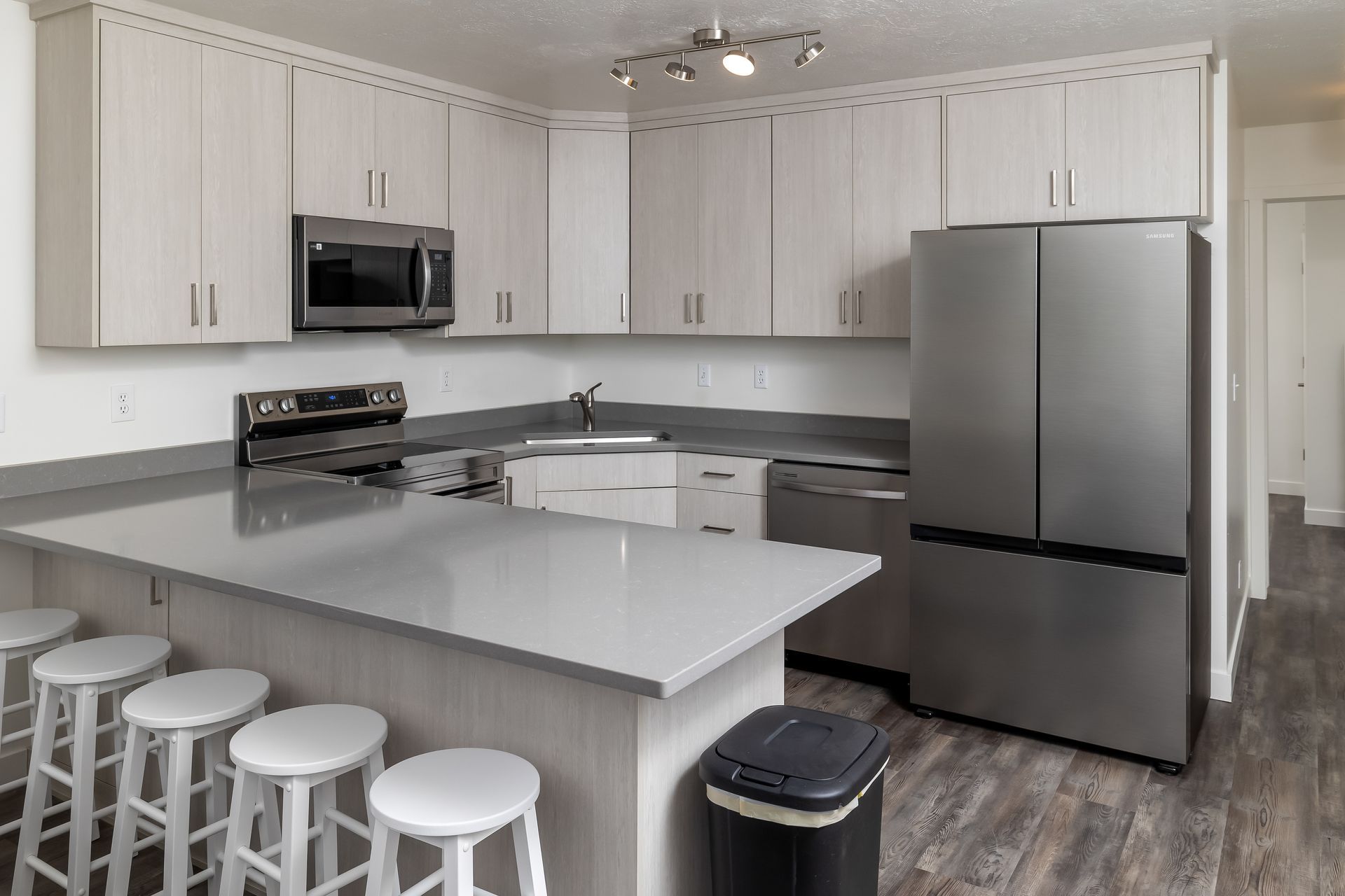 Stoneleigh Shared Kitchen. Recently Renovated & Upgraded.