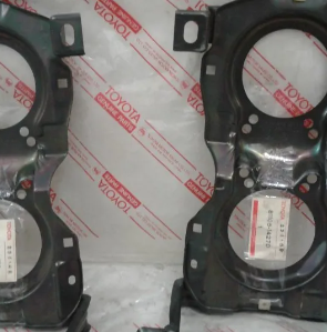 Juntas y piezas de motor de la marca Toyota, en envases transparentes, dispuestas una al lado de la otra en un estante.