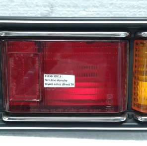 Primer plano de la luz trasera de un coche rojo con una pequeña etiqueta blanca en la lente, junto a una luz ámbar.