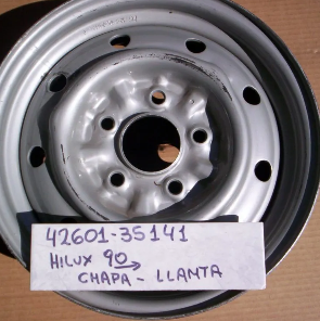 Llanta de acero plateada con etiqueta que dice “42601-35141 HILUX 90 CHAPA - LLANTA”