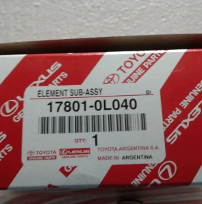 Etiqueta de caja de repuestos Toyota con el número de pieza 17801-0L040 en embalaje rojo y blanco.