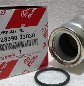 Caja de montaje de bomba de combustible original de Toyota con pieza metálica y junta tórica negra sobre una superficie blanca.