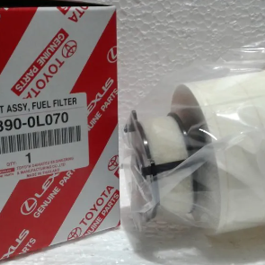 Caja del filtro de combustible Toyota y pieza del filtro envuelta sobre una superficie texturizada.