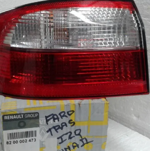 Primer plano de un faro trasero rojo y transparente sobre una etiqueta del Grupo Renault y una nota manuscrita.