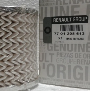 Bolsa de plástico transparente con manguera trenzada junto a una etiqueta de repuestos del Grupo Renault con código de barras.