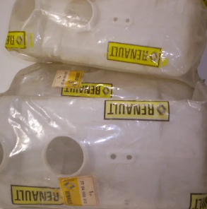 Bolsas de plástico transparente apiladas con las etiquetas “DRAUGHT” y “REGALUT”, con una pequeña abertura redonda visible.