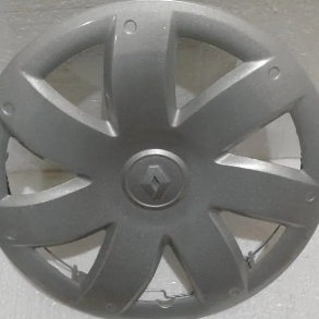 Primer plano de un tapacubos Renault gris con el logotipo central en la llanta.