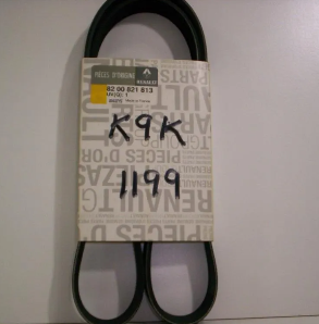 Tijeras con mango negro y etiqueta de precio, mostradas en posición vertical sobre un fondo claro.