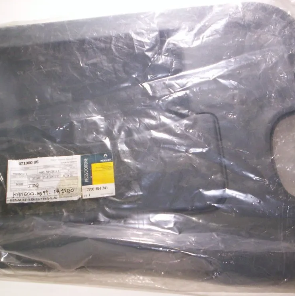 Prenda o estuche negro sellado en un envase de plástico transparente con una etiqueta blanca y amarilla.