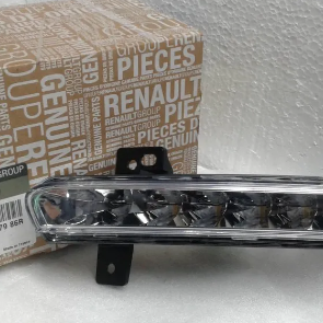 Pieza de recambio Renault en caja de la marca, con embellecedor cromado y soporte de montaje.