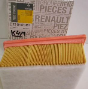 Filtro de aire plisado amarillo para coche con tapa naranja sobre una superficie blanca, delante del embalaje.