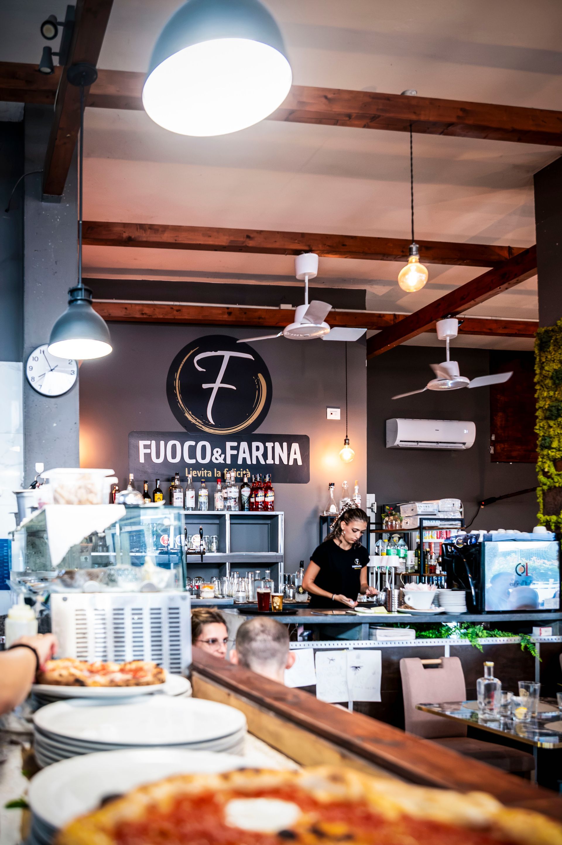Un ristorante con tavoli e sedie e un cartello che dice fermento