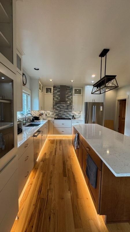 Custom kitchen cabinets and premium appliances in a Bellingham, WA kitchen remodel by Alderwood Builders.