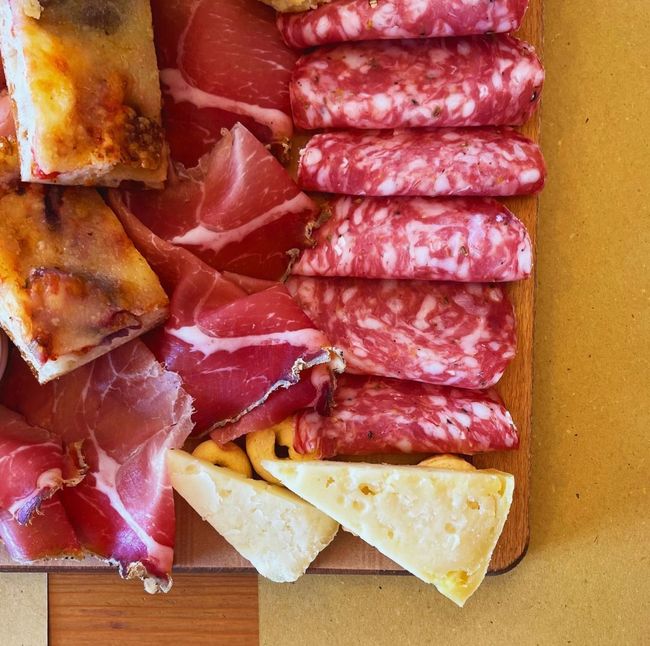 Gustosi taglieri di prodotti di norcineria altamente selezionati.