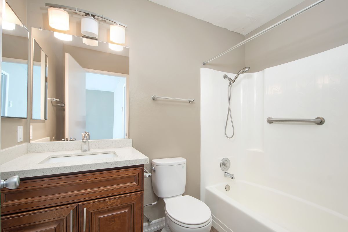 a bathroom with a toilet , sink , and bathtub .
