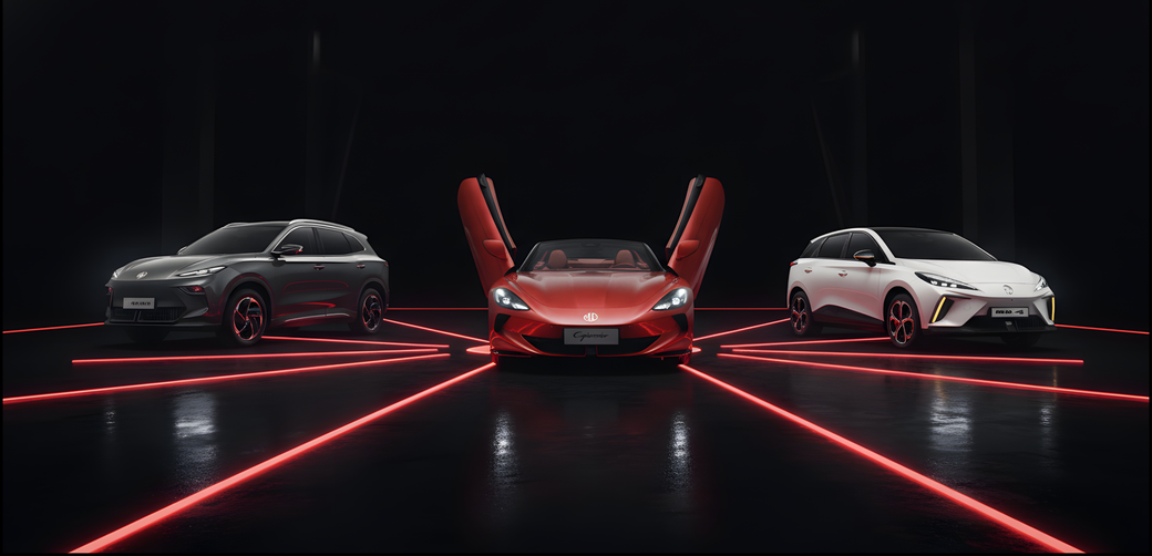 Três carros elétricos em um estúdio escuro com linhas de néon vermelhas. As portas do carro do meio estão abertas.