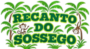 Logótipo verde e amarelo com palmeiras e macacos, texto «Recanto do Sossego».