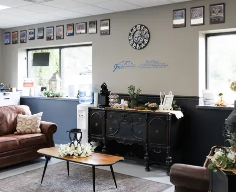 Our lobby waiting room in Slinger, WI | Joe's Slinger Service, LLC