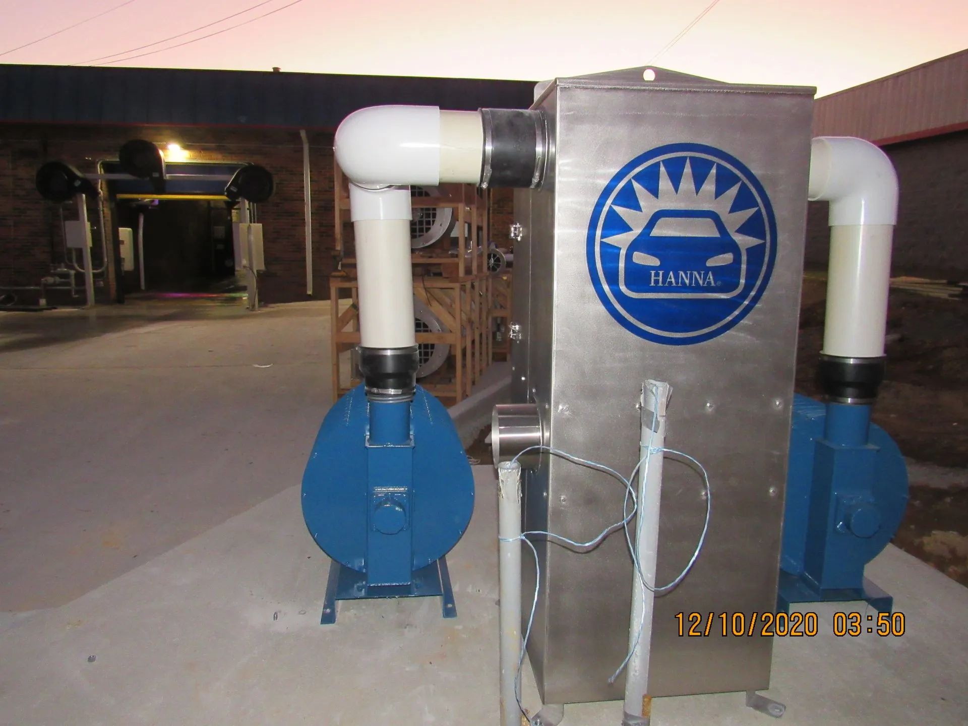 A machine that says hanna on it is outside