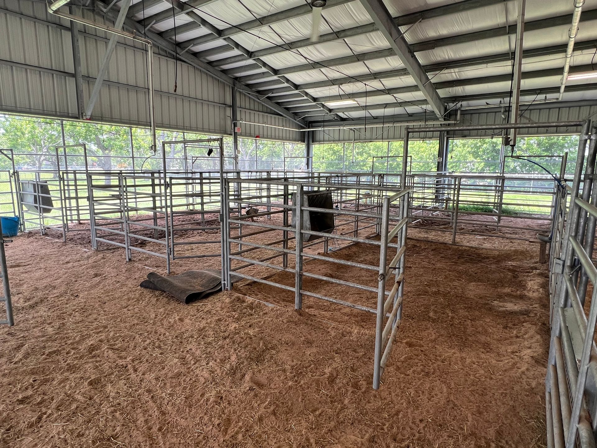 Hot dip galvanized show pens