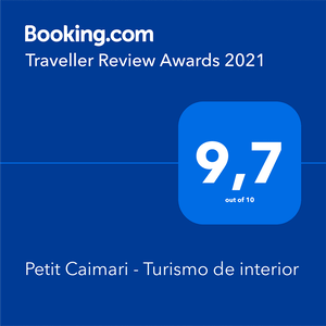 Booking.com Traveller Review Award 2021 for Petit Caimari, 9.7 out of 10 on a blue background.
