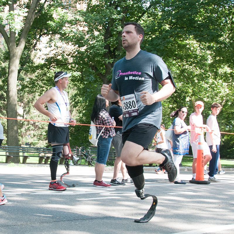 A man with a prosthetic leg is running a marathon