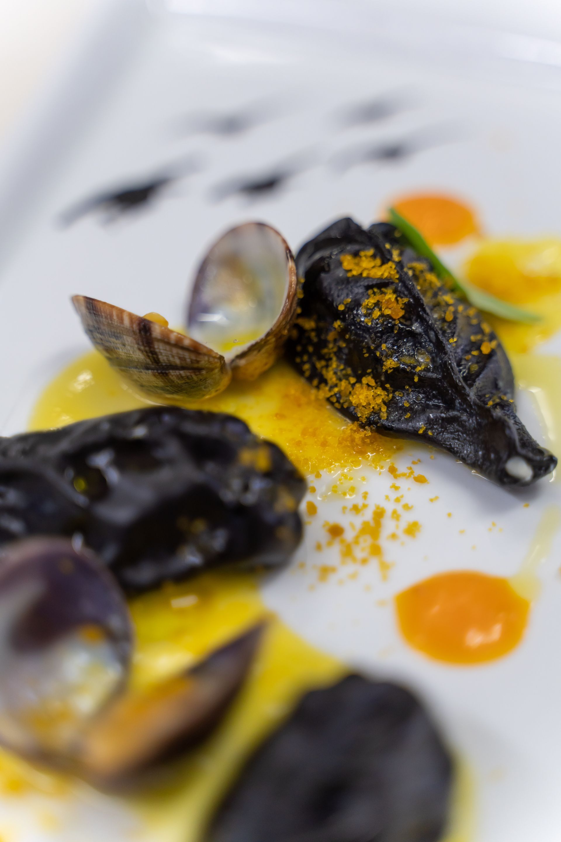 Un piatto di frutti di mare è seduto su un tavolo.