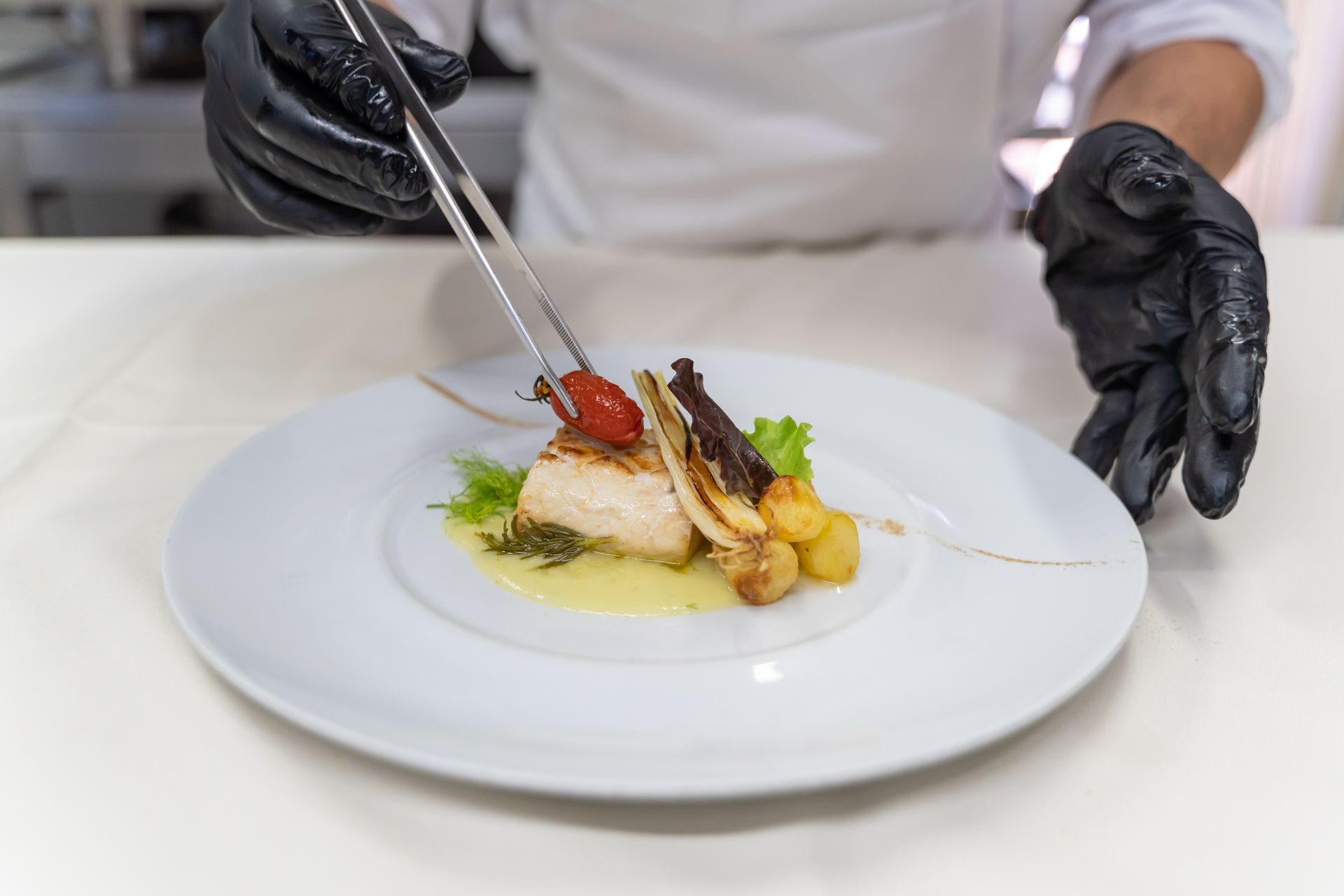 Una pentola piena di frutti di mare e verdure su un tavolo.