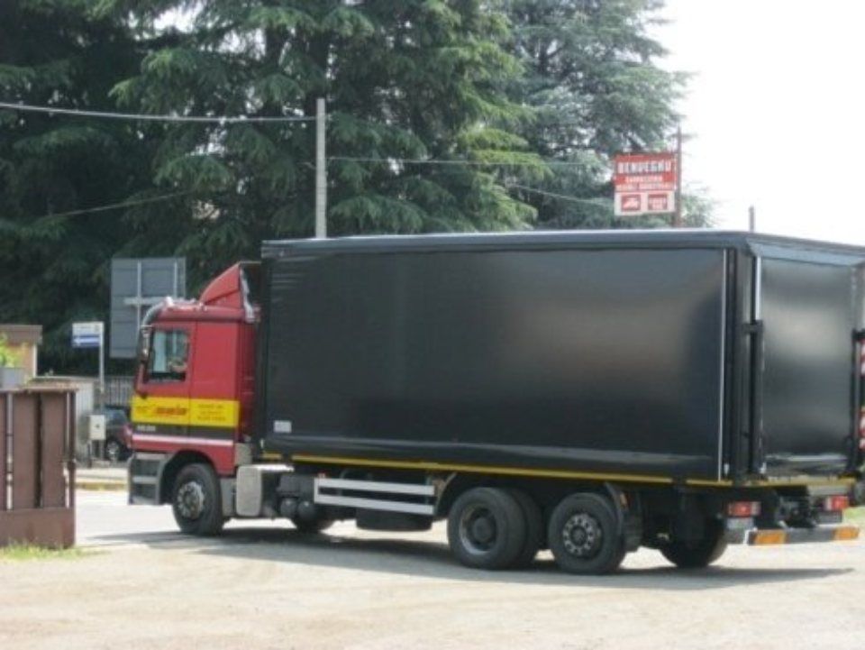 teloni per camion neri
