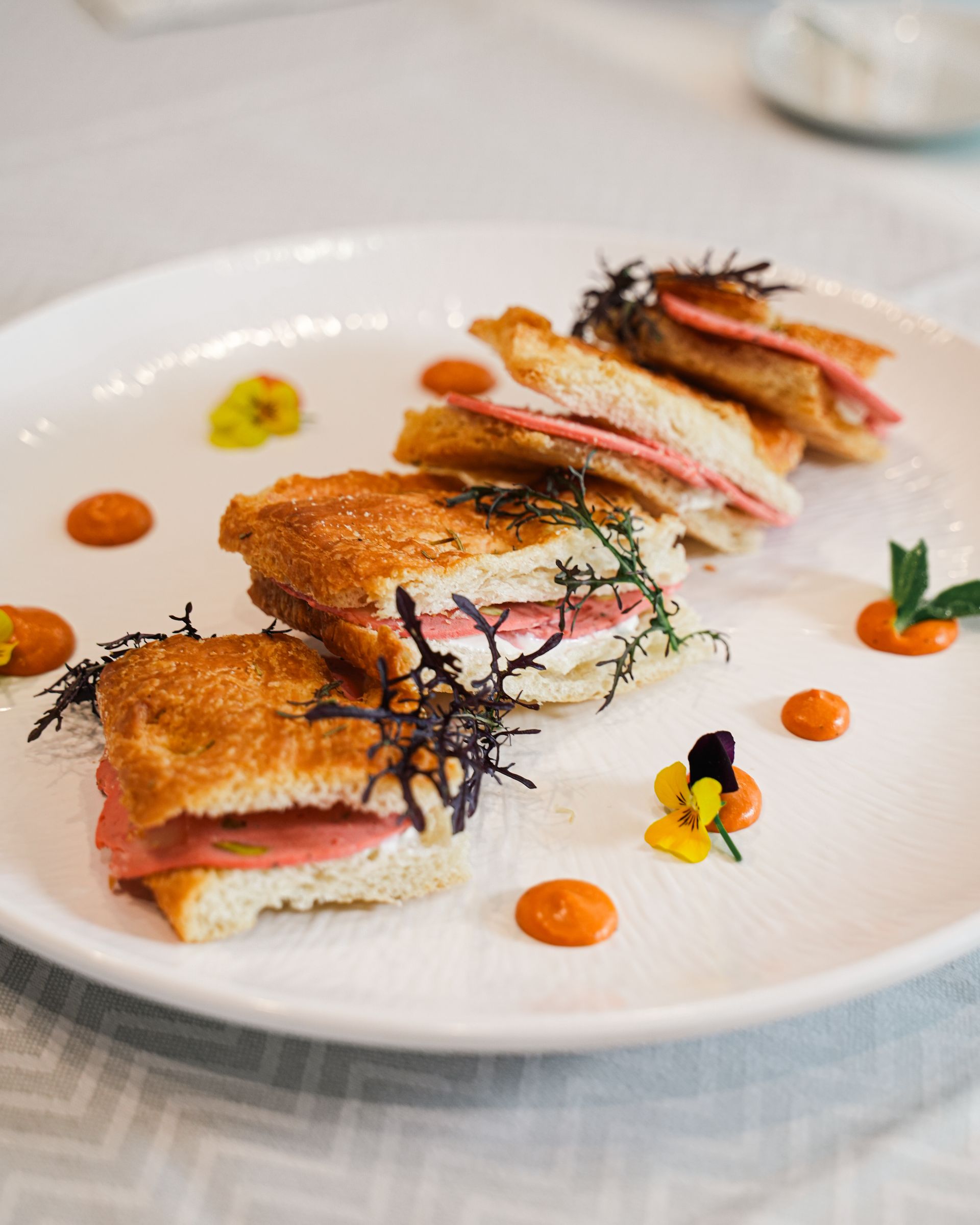 2. Piatti di pesce fresco serviti al ristorante pesce a Senigallia Pulcinella