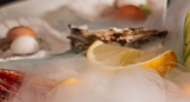 Selezione di ostriche fresche su ghiaccio