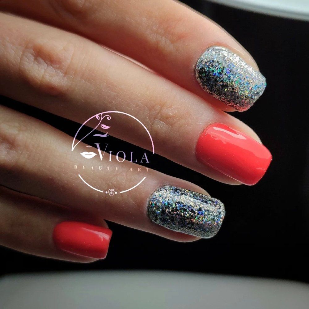 Smalto unghie rosso e glitter