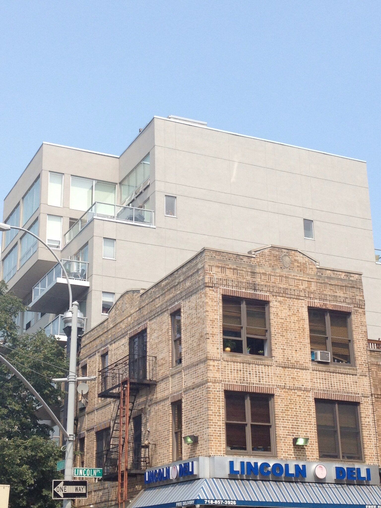 A building with a sign that says lincoln deli