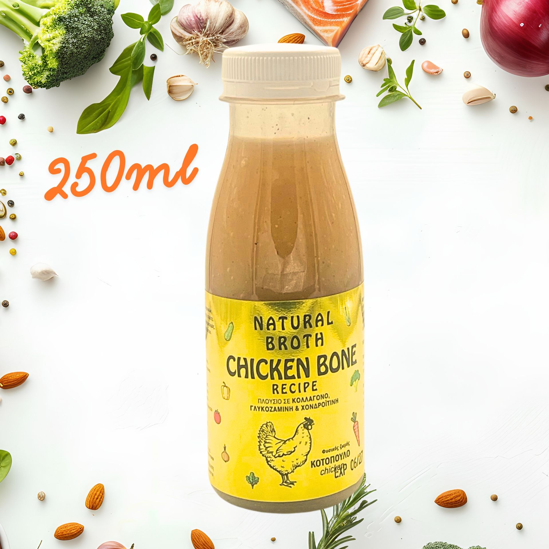 Μπουκάλι ζωμού από κόκαλα κοτόπουλου (250ml) σε λευκή επιφάνεια με λαχανικά.