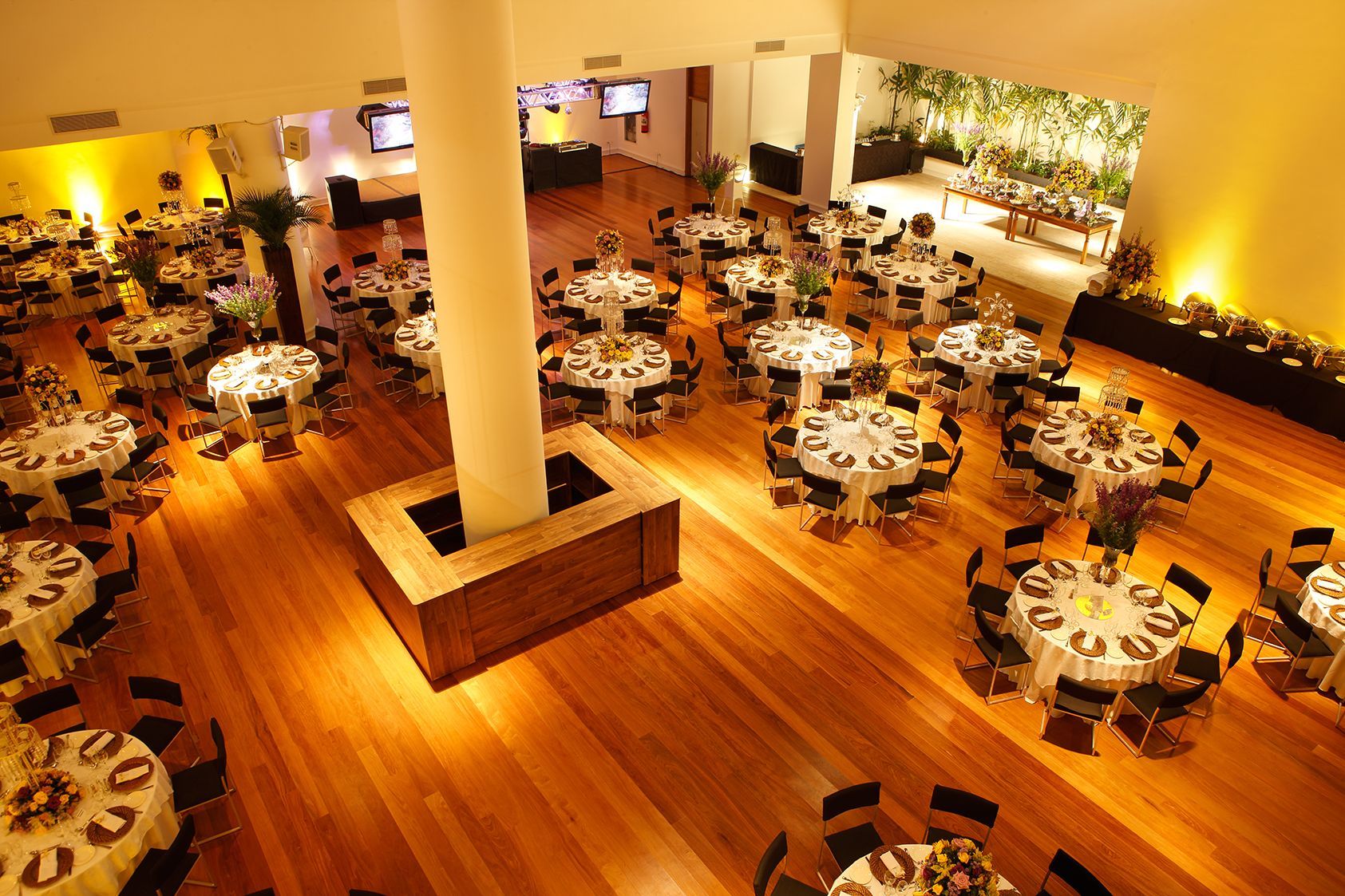 Uma sala grande com muitas mesas e cadeiras