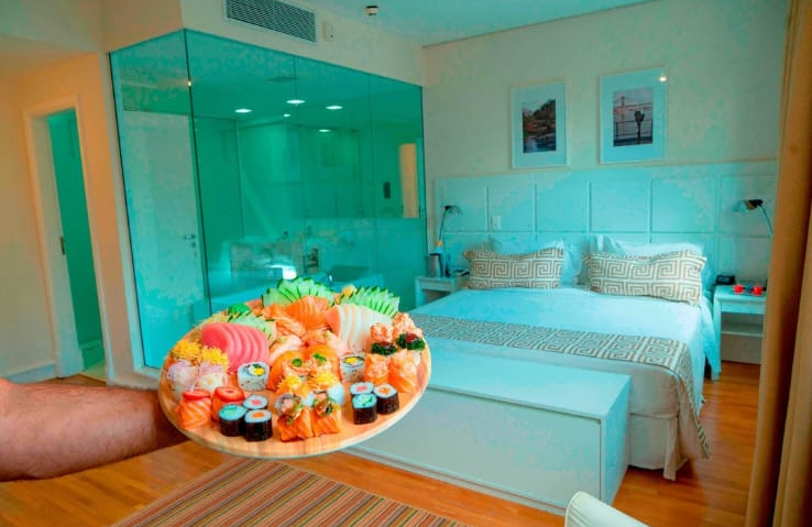 Um quarto com uma bandeja com diversas peças de comida japonesa