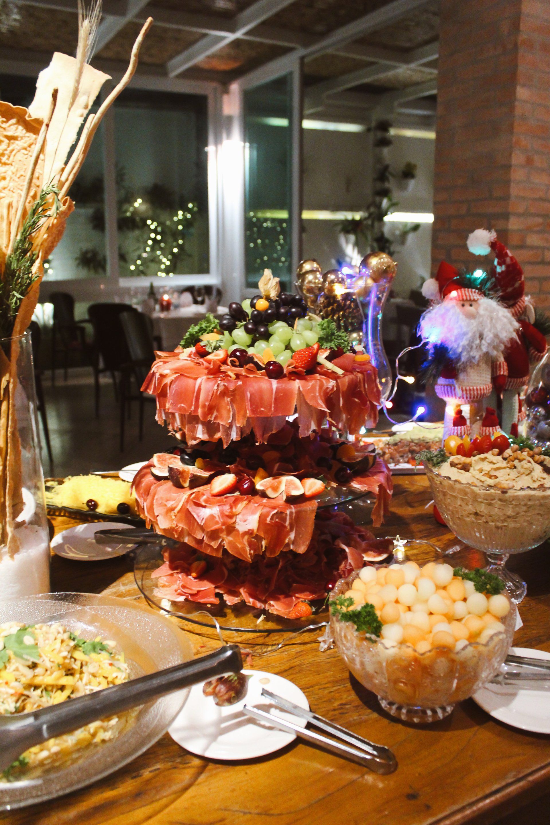 Uma mesa de bufê com muita comida