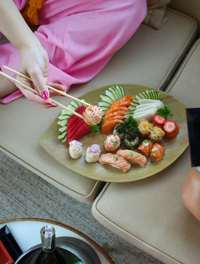um prato com diferentes peças de comida japonesa