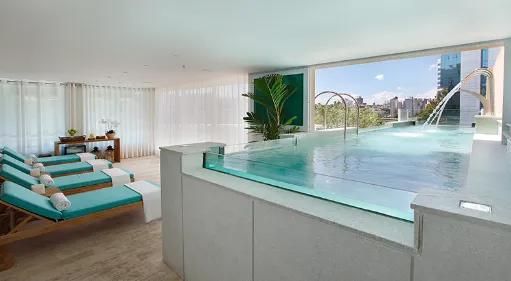 Há uma grande piscina no meio do espaço de relaxamento do spa