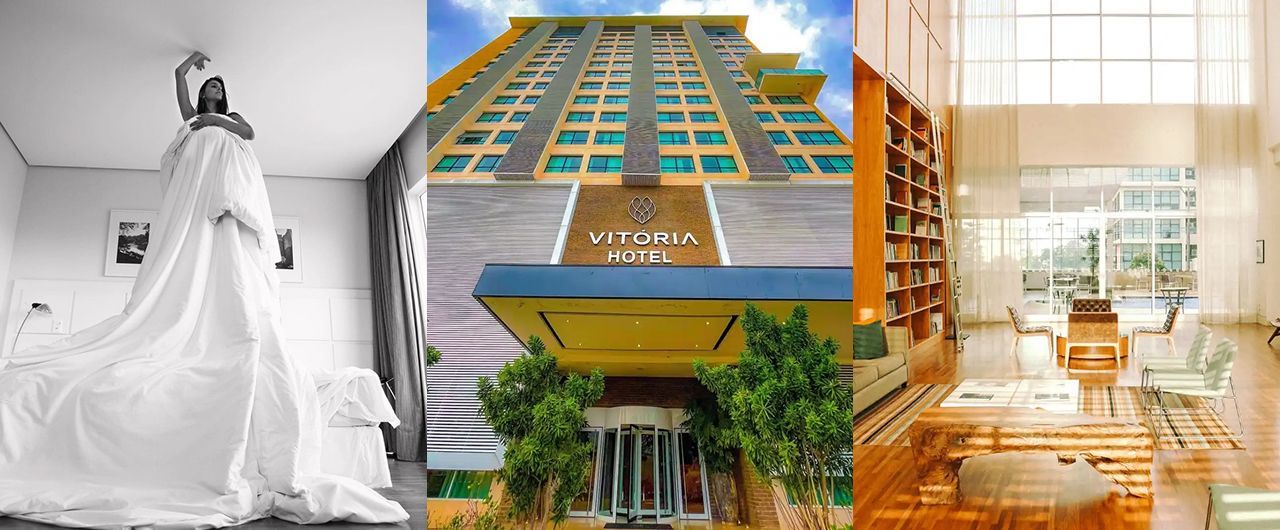 A fachada de um hotel, uma mulher com um longo vestido branco e um interior moderno com assentos e estantes de livros.
