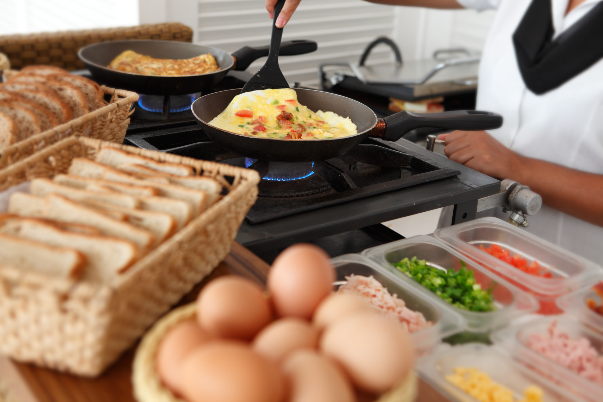 Uma pessoa está cozinhando comida em uma frigideira no fogão.