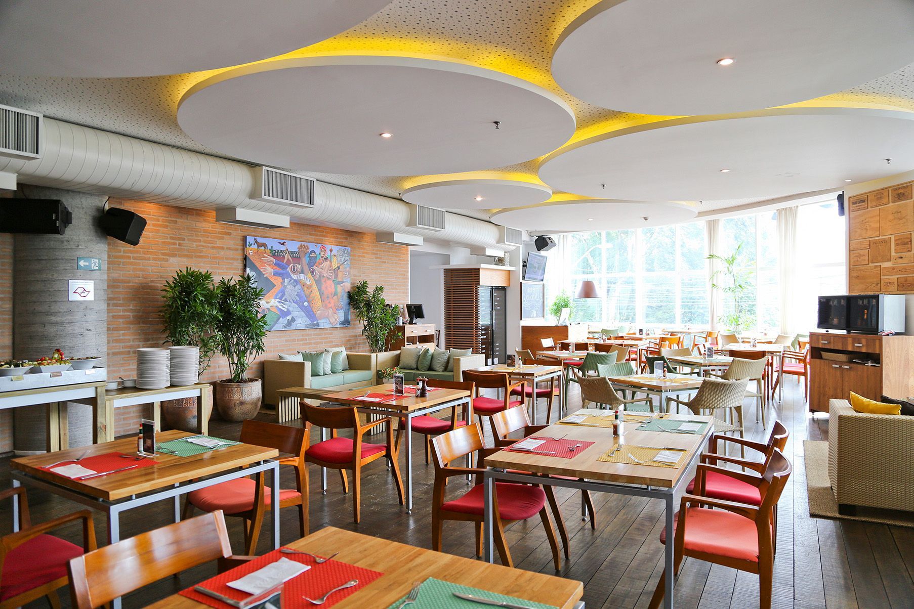 Há muitas mesas e cadeiras no restaurante.