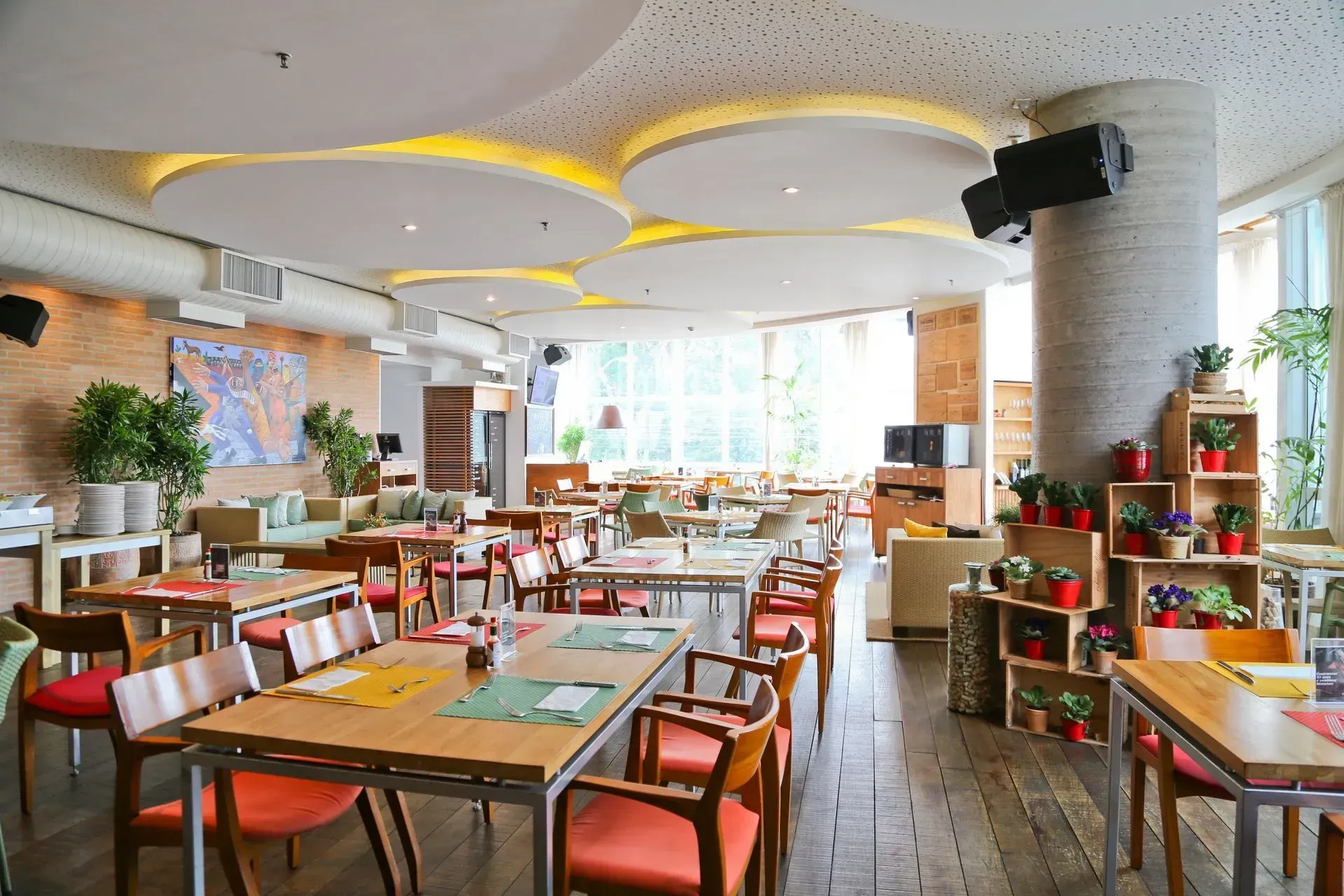 Há muitas mesas e cadeiras neste restaurante.