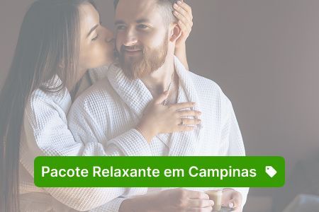 Um casal de roupão branco se abraça. Uma mulher beija um homem na bochecha; o texto diz