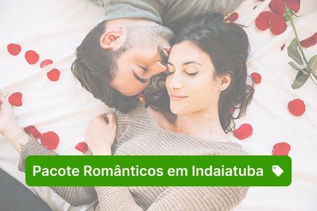 casal deitado na cama com pétalas de rosas vermelhas