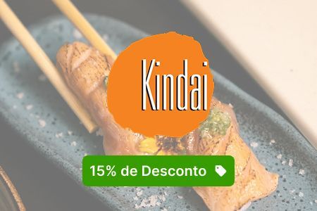 Promoção do restaurante Kindai: Espeto de comida com hashis, logotipo laranja e etiqueta de desconto de 15%.
