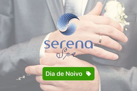 Um noivo de terno cinza ajeitando o punho da camisa, com o logotipo do Serena Spa. Há um broche que diz